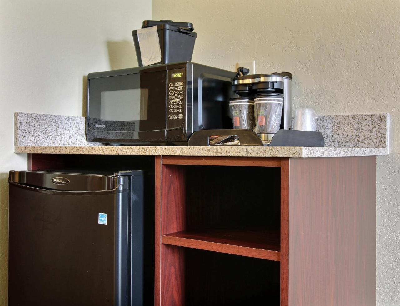 Cobblestone Hotel & Suites Hartford Экстерьер фото